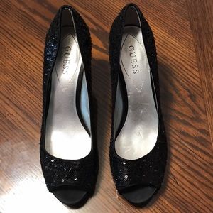 Guess sequence black peep toe pumps